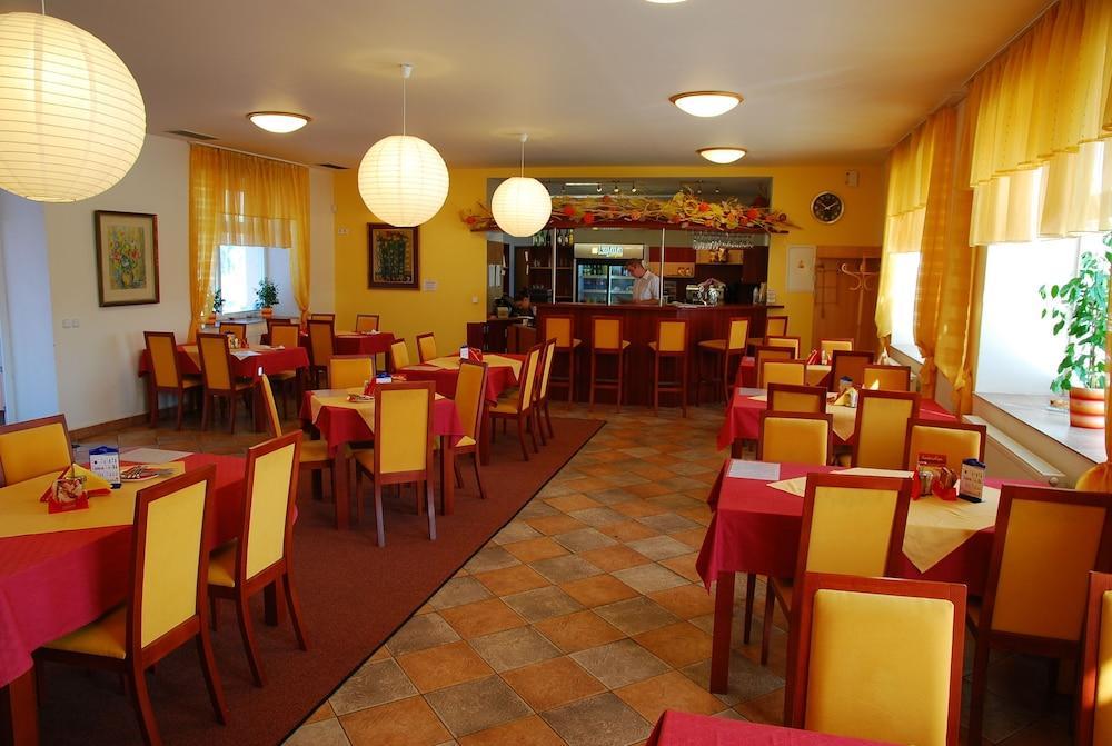 אולומוץ Hotel Senimo מראה חיצוני תמונה