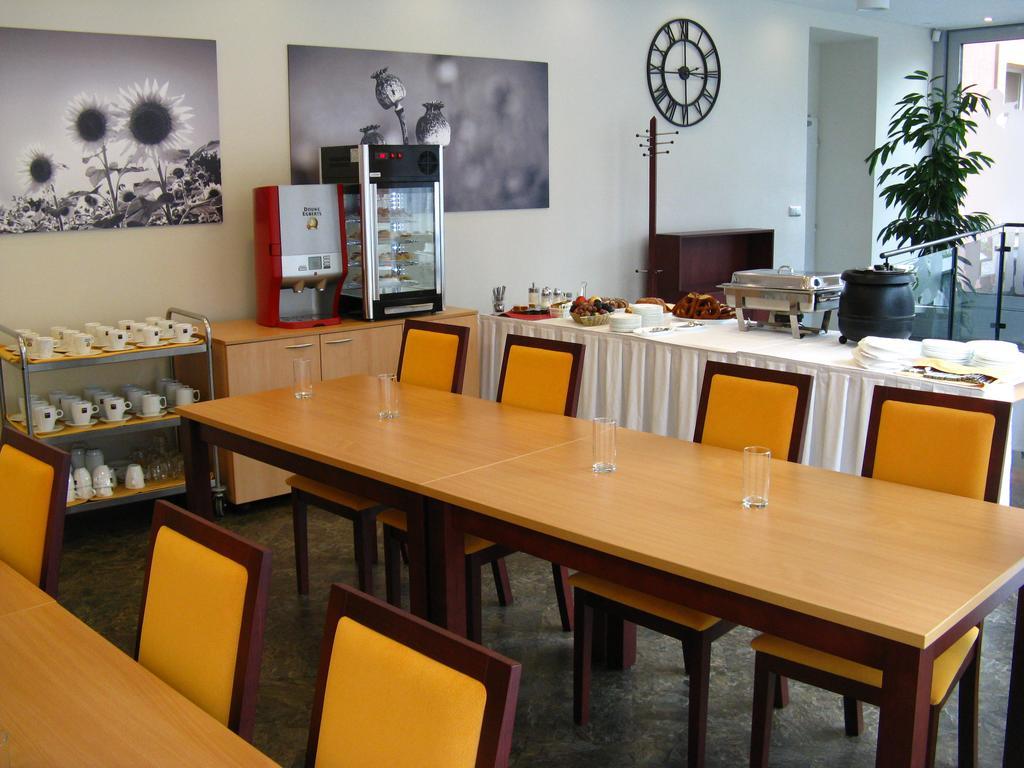 אולומוץ Hotel Senimo מראה חיצוני תמונה