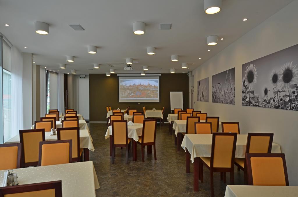 אולומוץ Hotel Senimo מראה חיצוני תמונה
