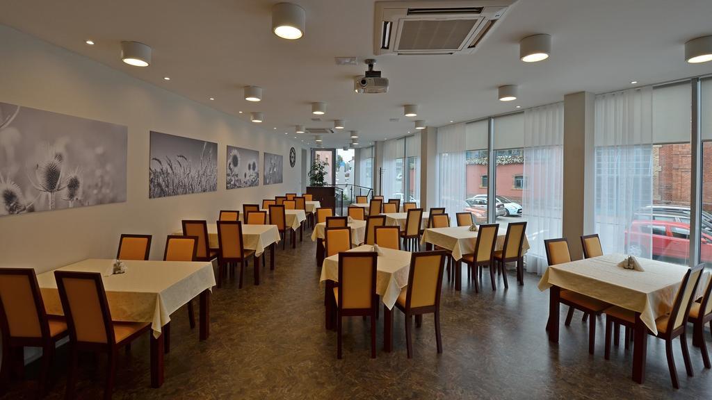 אולומוץ Hotel Senimo מראה חיצוני תמונה