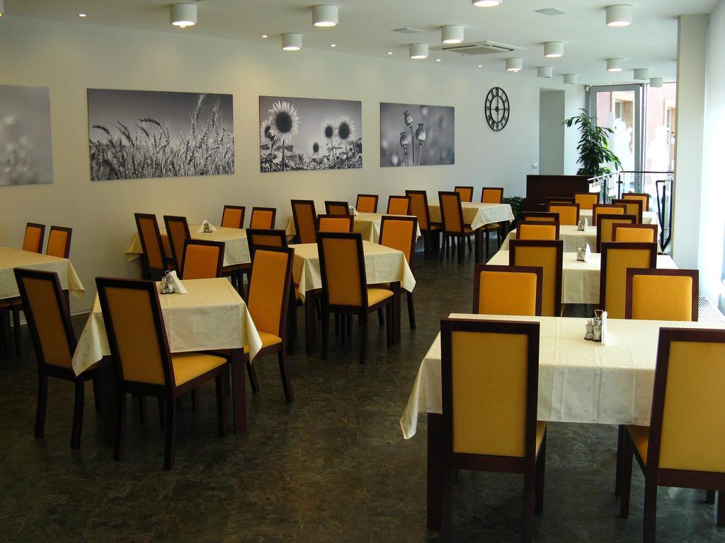 אולומוץ Hotel Senimo מראה חיצוני תמונה